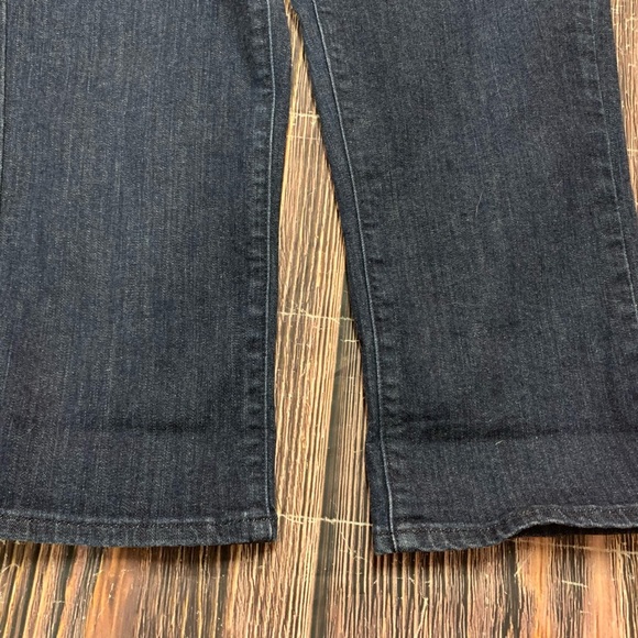 Levi’s Demi Curve Classic jeans size 10
Inseam tailored/cropped to 22” - Picture 5 of 9